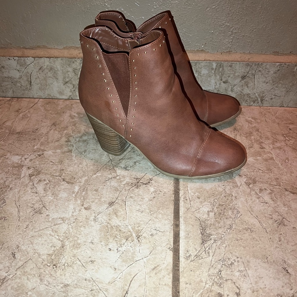 LC Lauren Conrad Cognac Brown Courtship Ankle Boots Booties Gold Studs Sz 9 1/2